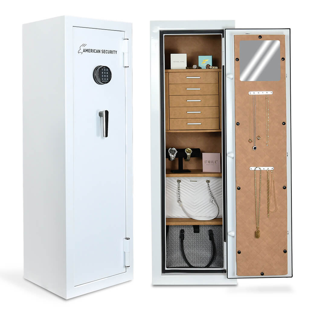 Kamera monitoringu skierowana na metalową szafkę z złotymi łańcuszkami i zegarkami