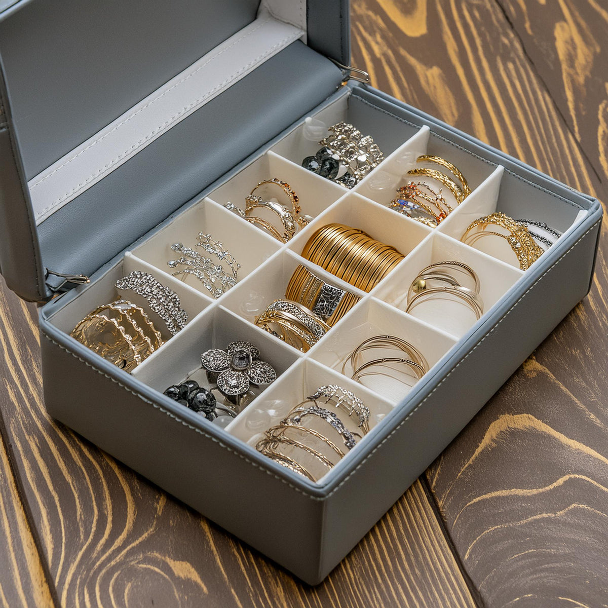 Wodoodporna torba podróżna z kłódką kombinacyjną wypełniona pierścionkami i broszkami