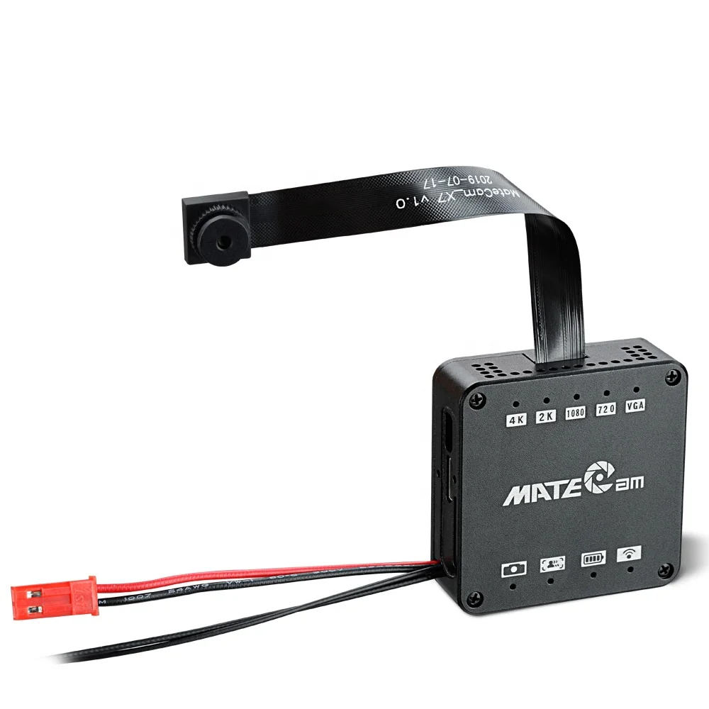 Mikrokamera przymocowana magnesem do metalowej powierzchni z widokiem sufitu