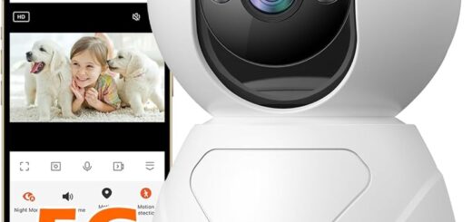 Biała kamera obrotowa zamontowana na suficie w jasnym pokoju dziecka z łóżeczkiem i zabawkami