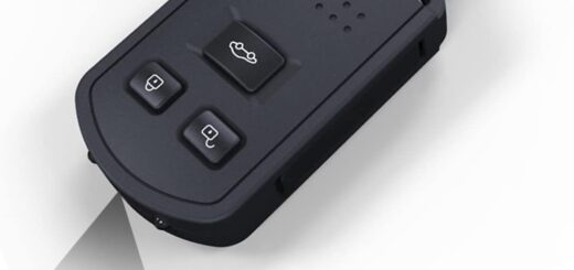 Mała czarna mikrokamera WiFi z obiektywem wbudowaną baterią i magnesem na białym tle