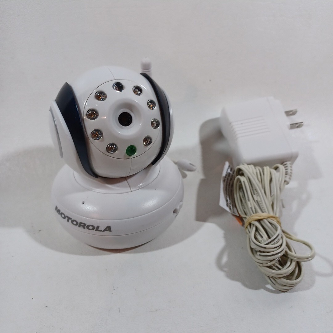 Notyfikacja push na telefonie z czerwonym alertem po wykryciu ruchu dziecka w łóżku