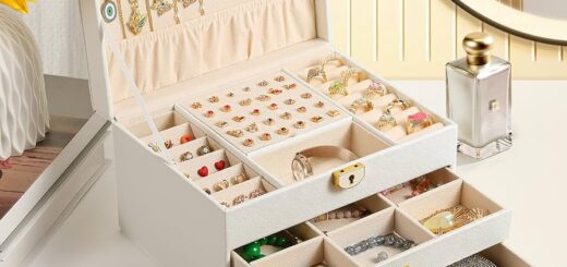 Nowoczesny metalowy sejf w sypialni z błyszczącą biżuterią widoczną przez uchylone drzwi