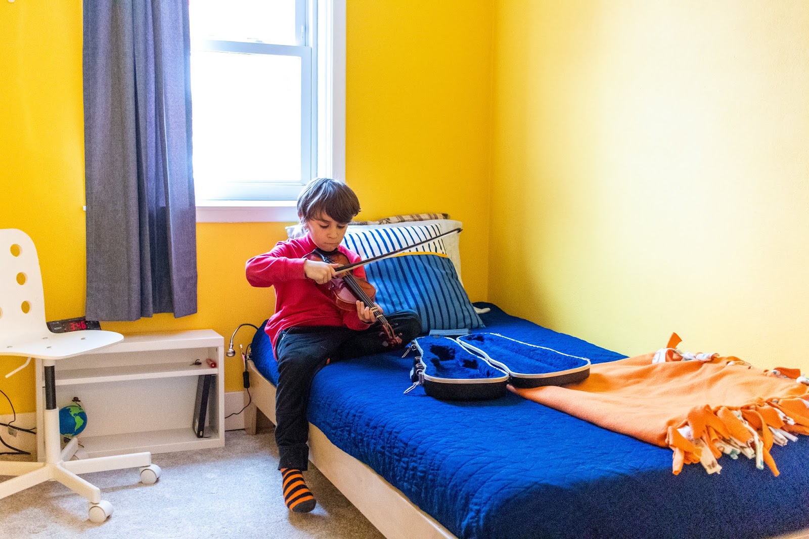 Otwarte kosze z drewnianymi zabawkami ustawione na niskich półkach pokoju