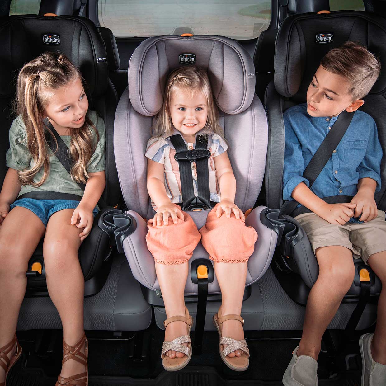 Starsze dziecko w podwyższeniu fotelika z oparciem na przednim siedzeniu