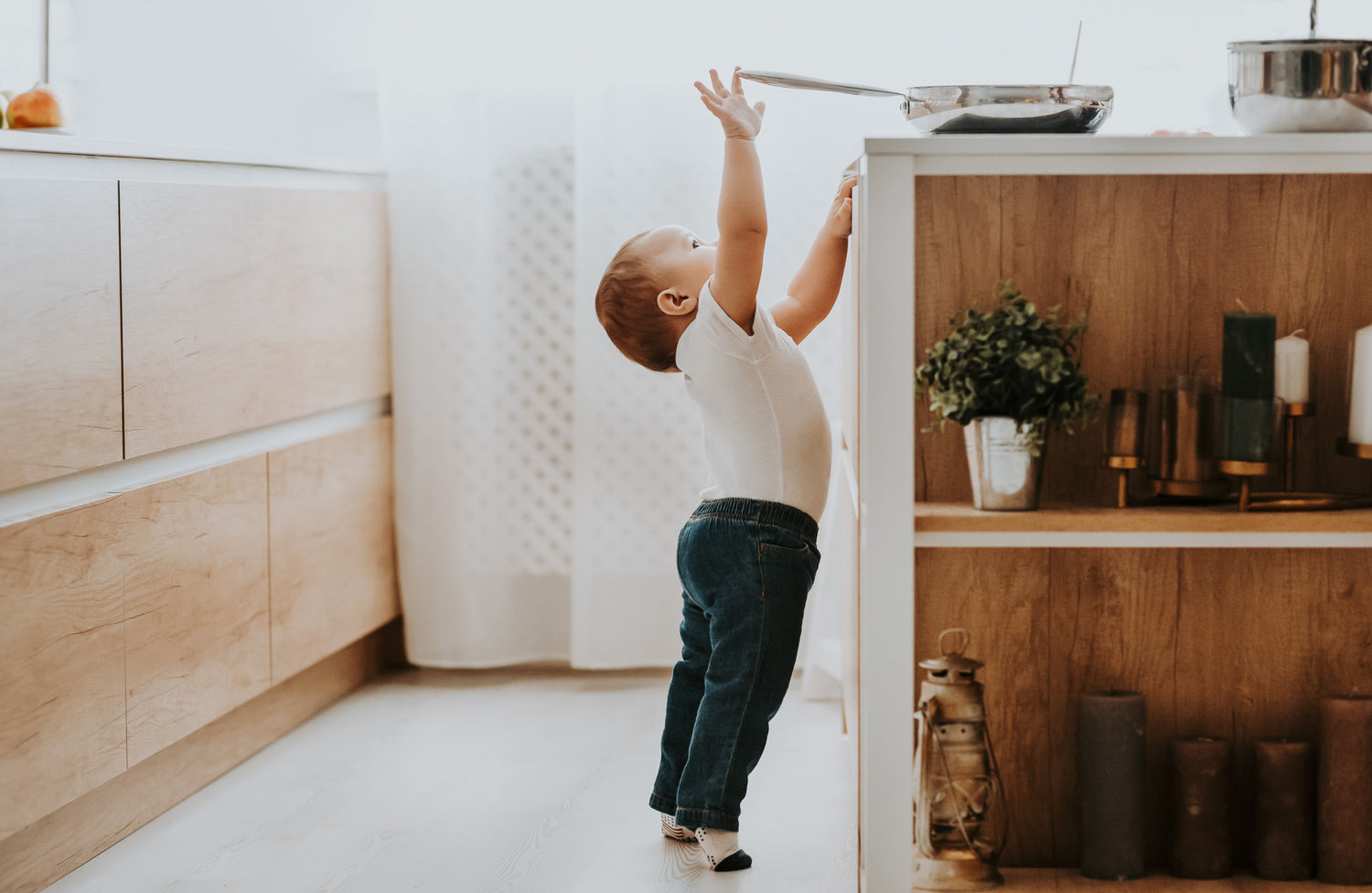 montaż blokady na drzwiach szafy rodzic zakłada blokadę na drzwi szafy w sypialni dziecka