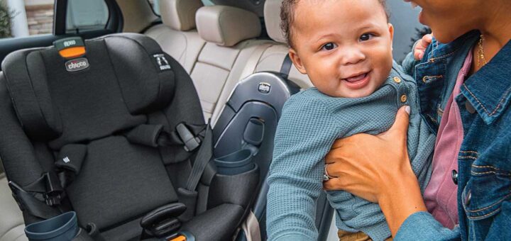 Rodzic zakładający uśmiechnięte niemowlę do fotelika samochodowego w aucie rodzinnym