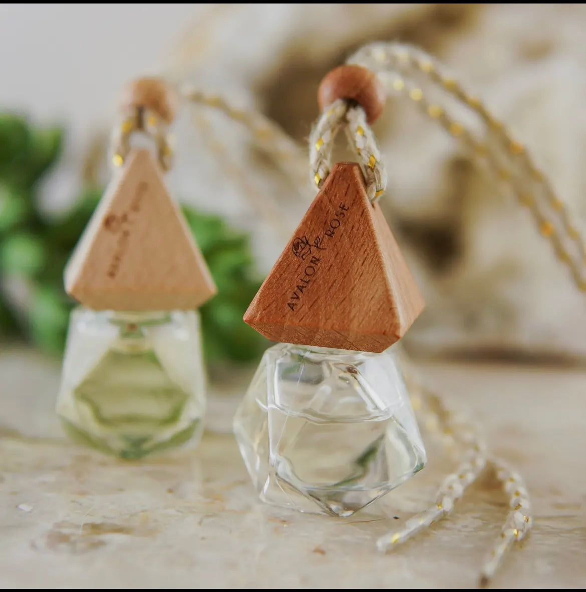 dyfuzor z naturalnym olejkiem lawendowym bambusowy dyfuzor z patyczkami i olejkiem lawendowym na stoliku