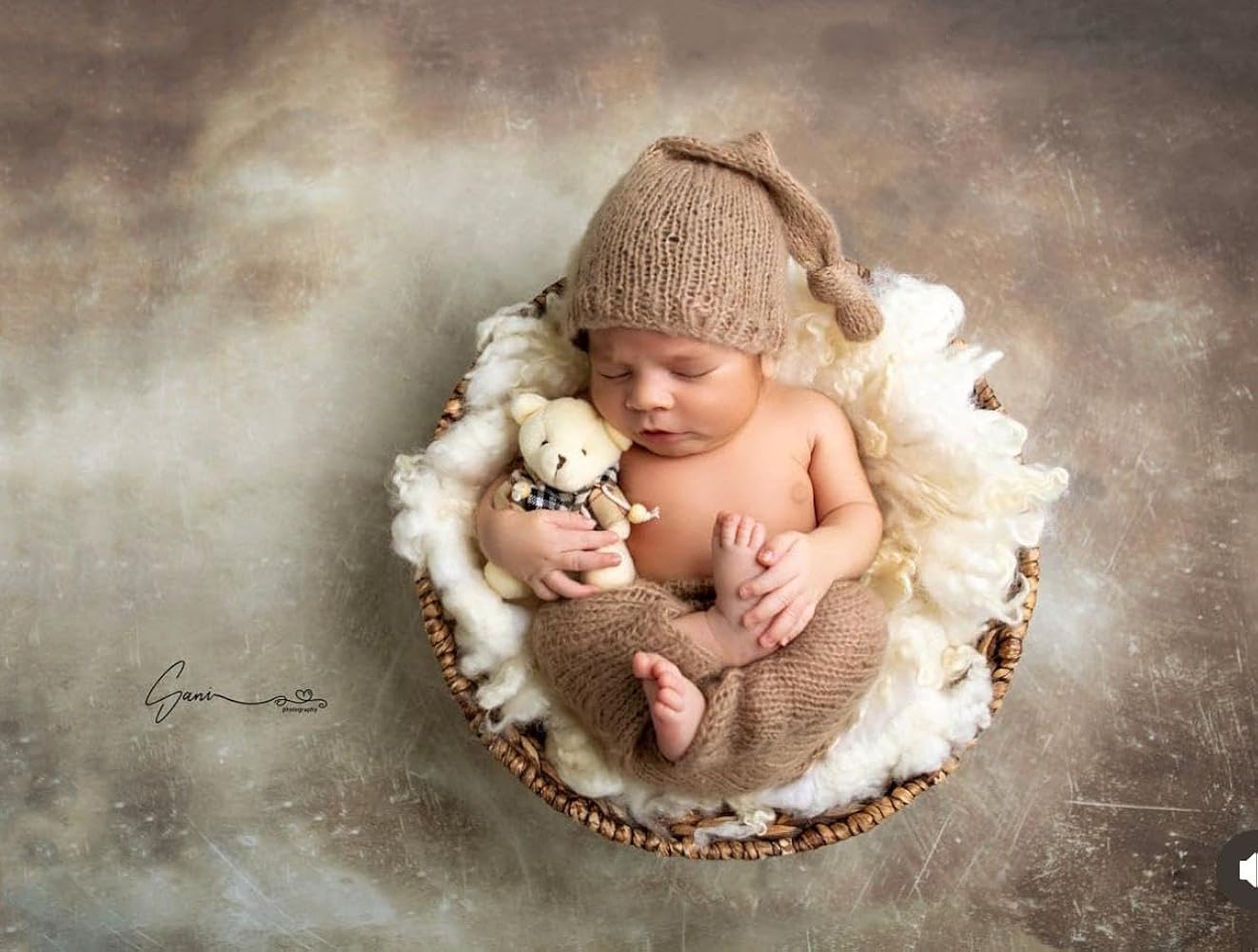 małe ubranka niemowlęce wirują w bębnie pralki z pianą