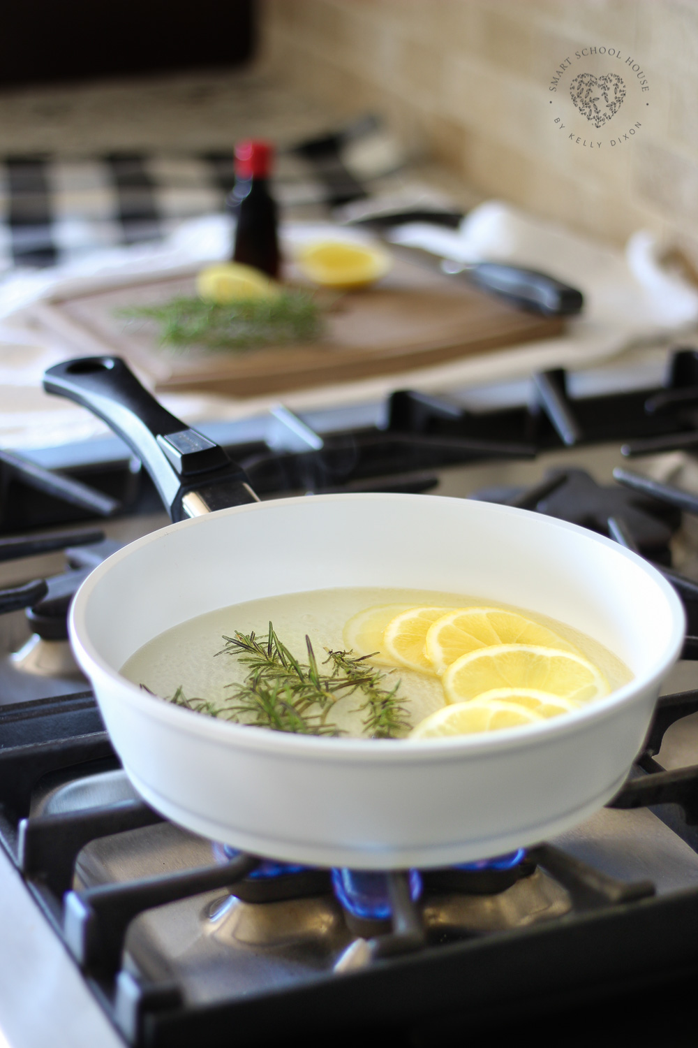 cytrynowy odświeżacz w wodzie plasterki cytryn pływające w przezroczystej misce z wodą na blacie