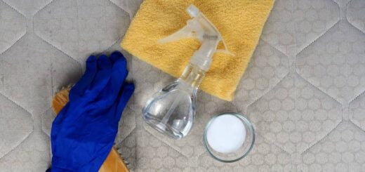 materac na łóżku w jasnej sypialni z czystą pościelą i poduszkami