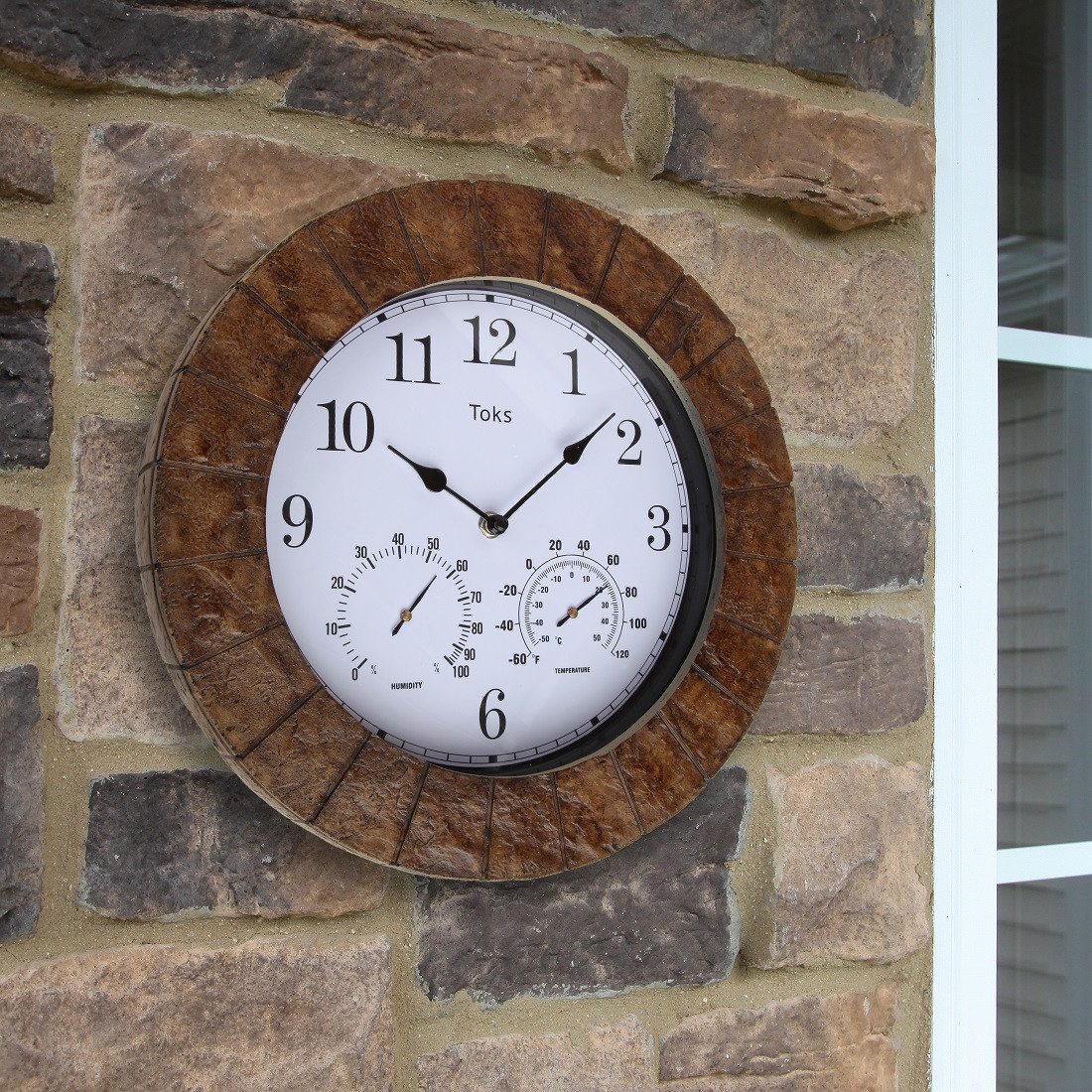 nawilżacz powietrza pracujący w pokoju ultradźwiękowy nawilżacz powietrza wyrzucający mgiełkę w salonie