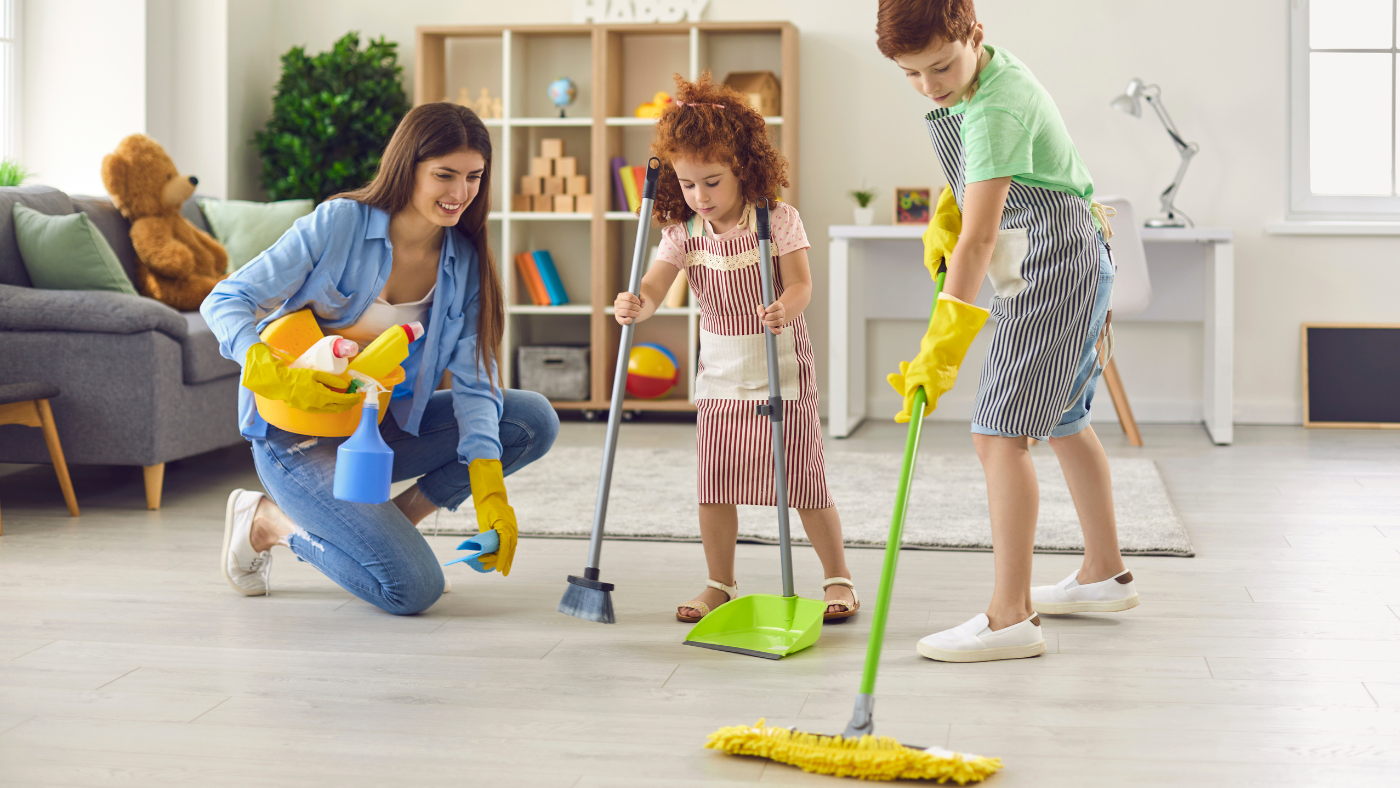 mama pokazuje chłopcu jak składać kolorowe koszulki i układać w szafie
