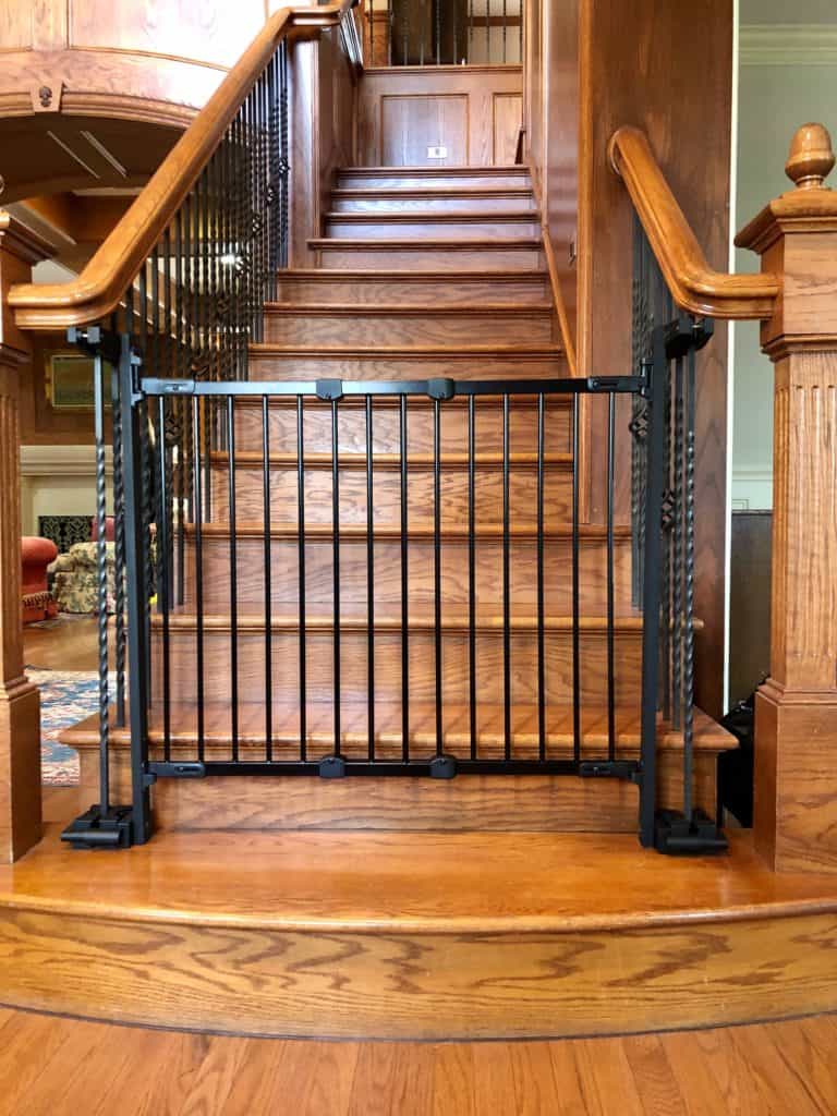 nakładki ochronne na narożniki komody zaokrąglone narożniki komody z nakładkami w pastelowym pokoju